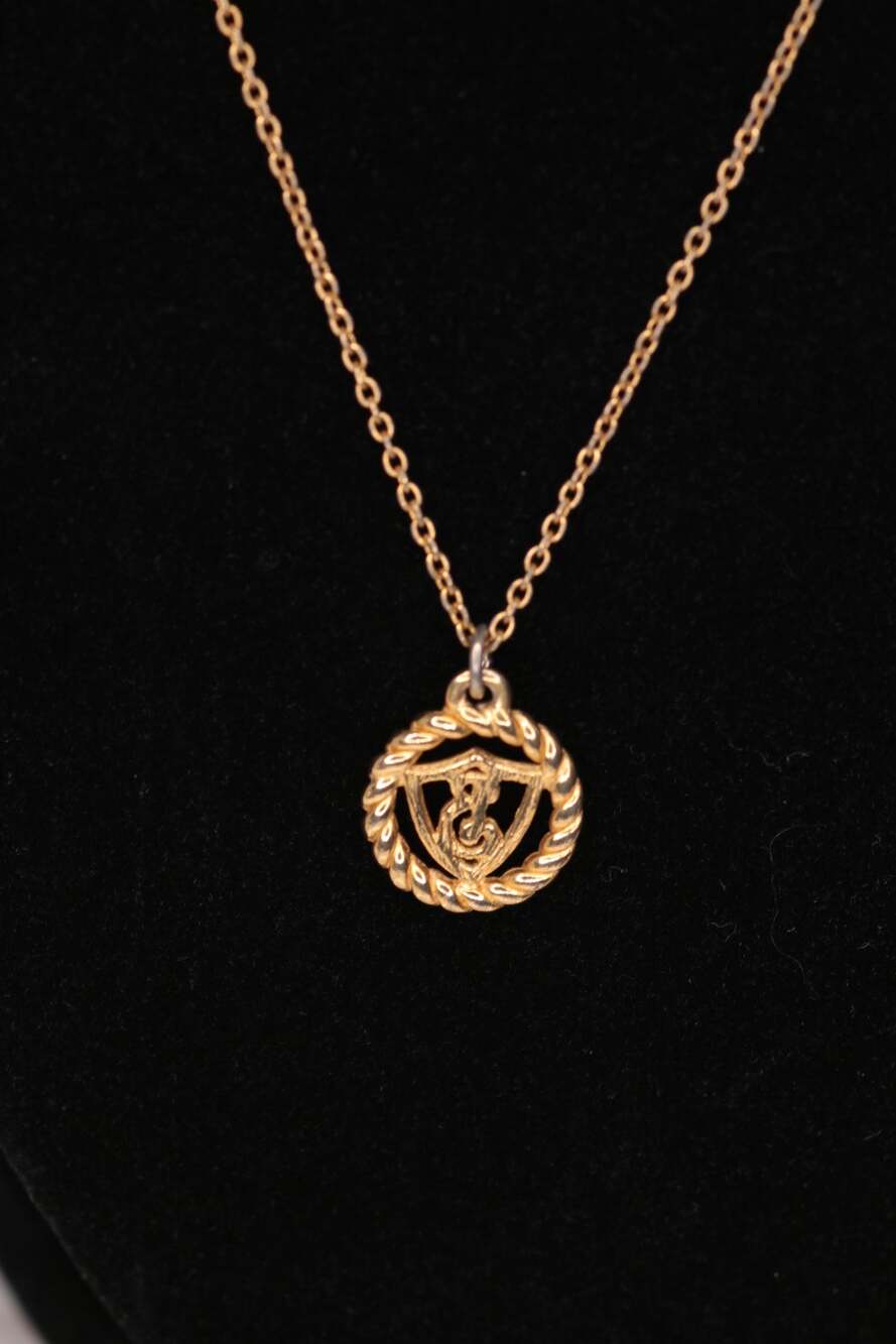 Vintage Burberrys Crest Shield Pendant Necklace B Logo Tag 18"